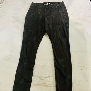 ROMEO & JULIET COUTURE Faux Suede Camo Leggings M